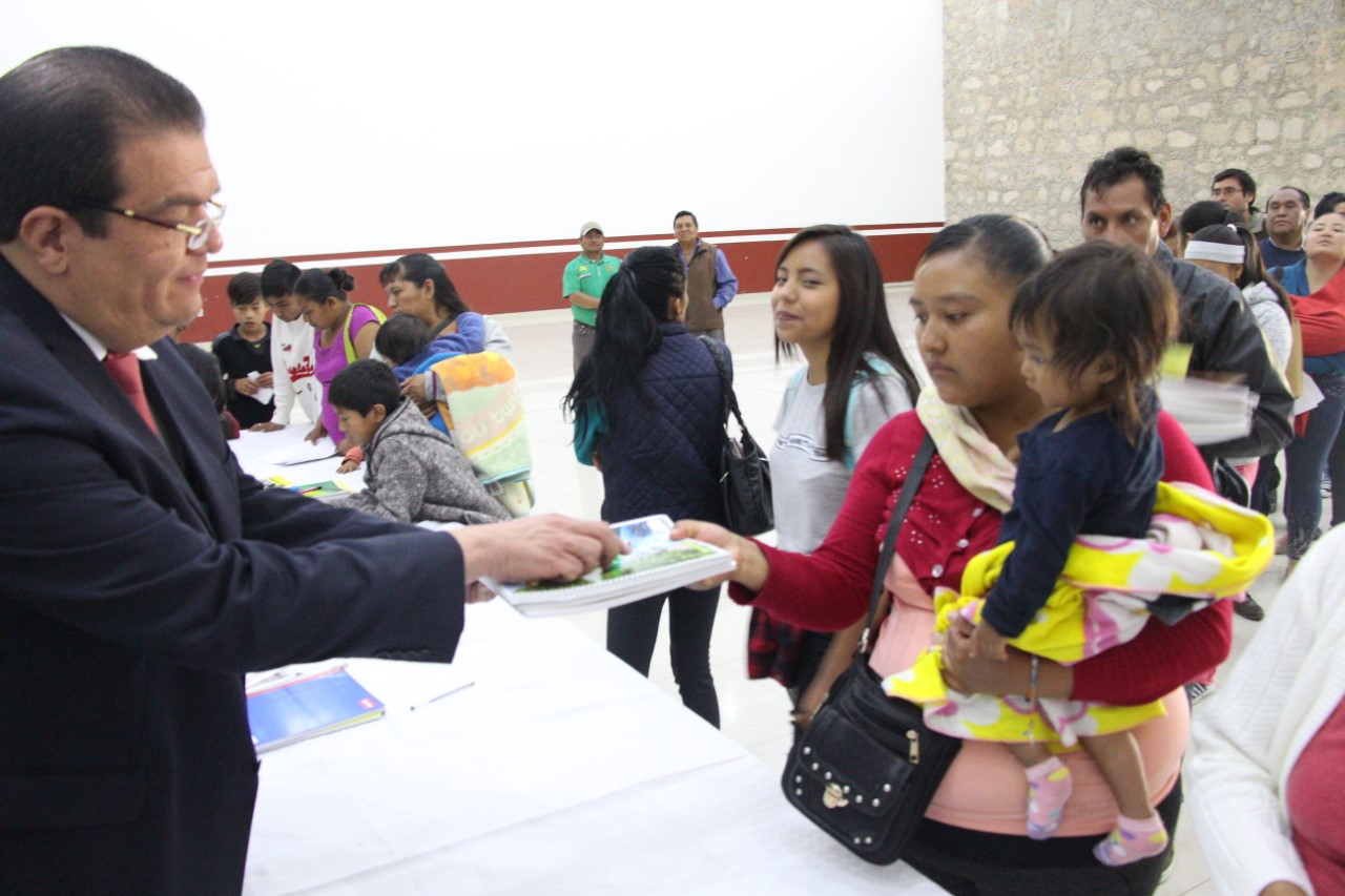 ENTREGA DE KITS ESCOLARES